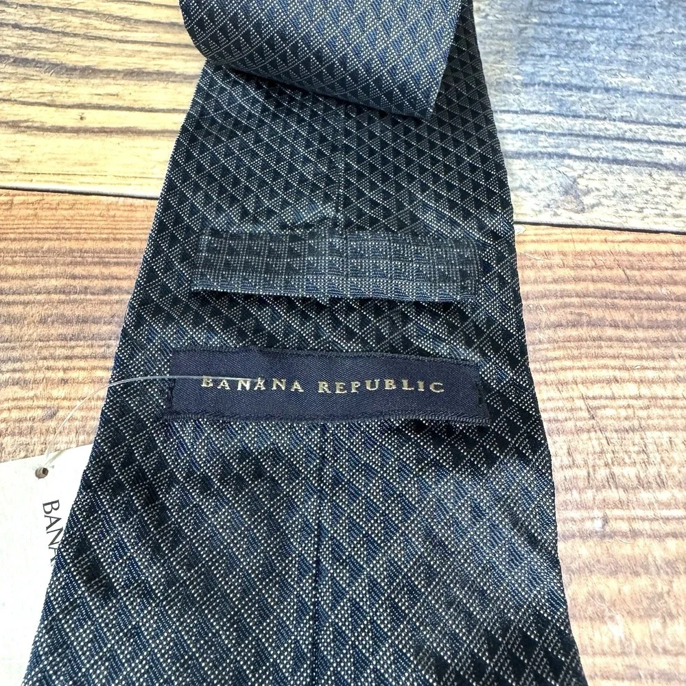 Banana Republic 100% Silk Neck Tie‎ Classic Navy Gray  MEN NWT 2009 Geometric